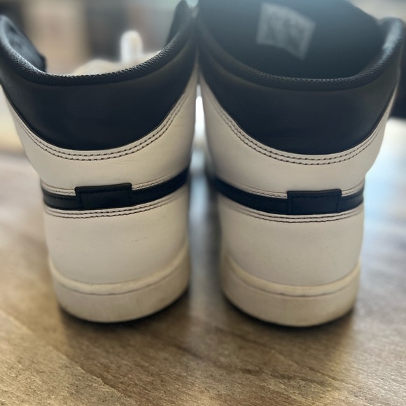 Nike Air Jordans Reverse Pandas Mid 11.5 mens - Picture 3 of 7